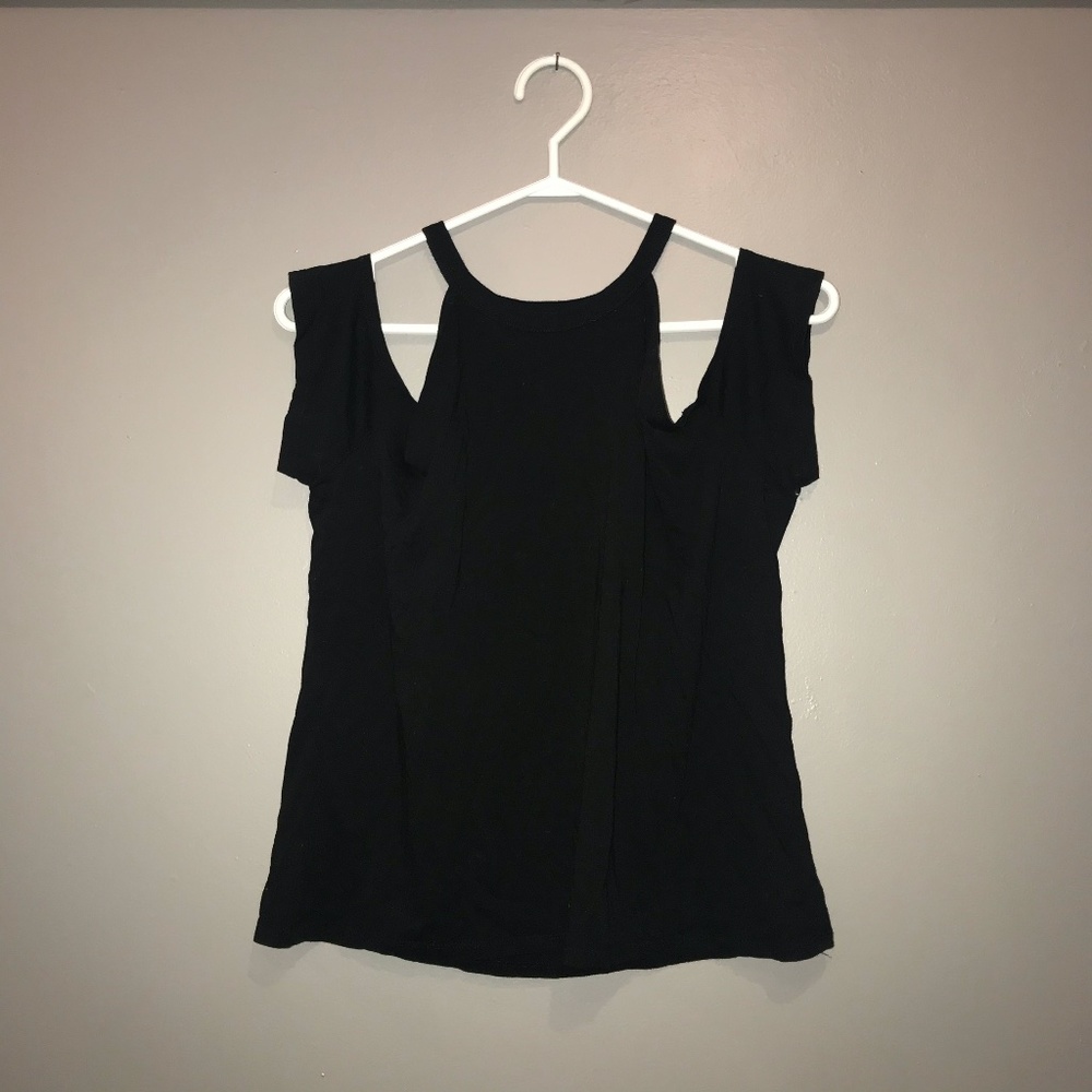 Shoulderless tops